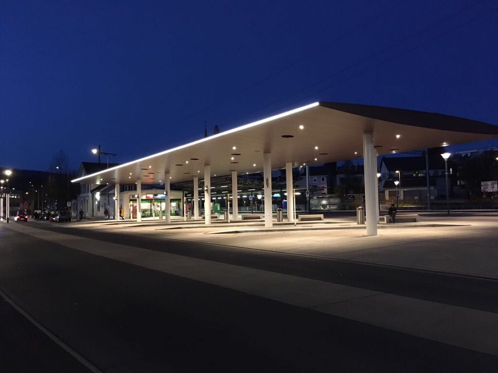Diverse öffentliche Bauten in der Region, sind von der SelLED AG beleuchtet. So zum Beispiel. Busbahnhof Laufen - Velobrücke Frenkendorf.