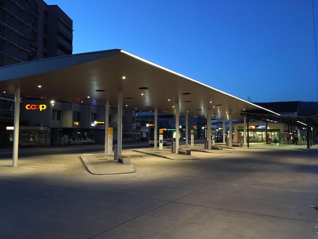 Diverse öffentliche Bauten in der Region, sind von der SelLED AG beleuchtet. So zum Beispiel. Busbahnhof Laufen - Velobrücke Frenkendorf.