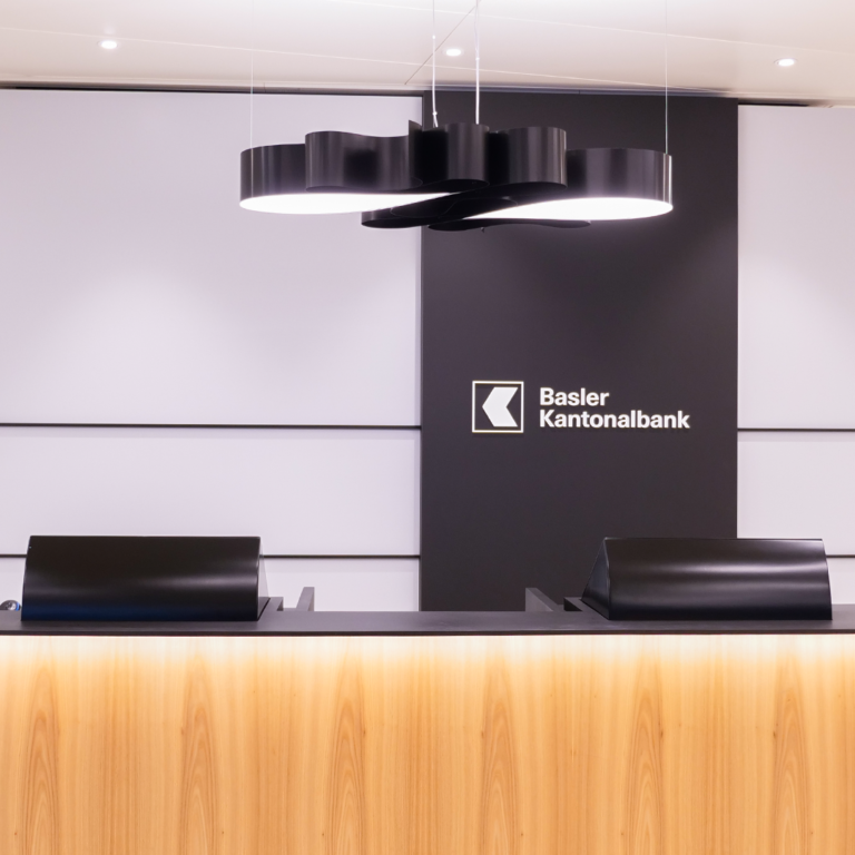Die Bankfilialen der Basler Kantonalbank wurden modernisiert und die Bedienungstheken mit der BKB-Counterleuchte ausgestattet.