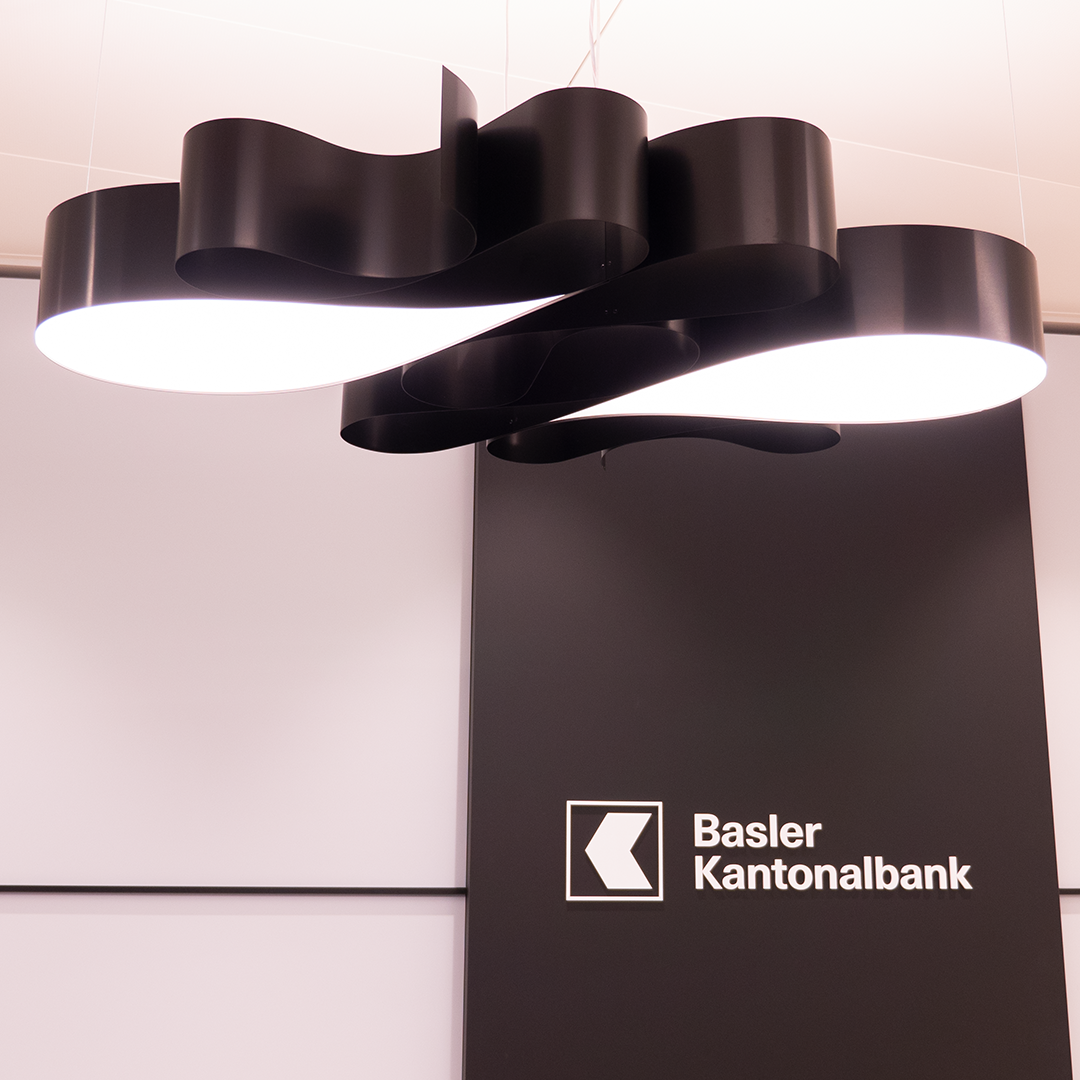 Die Bankfilialen der Basler Kantonalbank wurden modernisiert und die Bedienungstheken mit der BKB-Counterleuchte ausgestattet.
