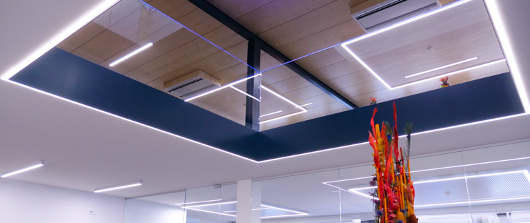 Die LED-Bürobeleuchtung im Geschäftssitz der Bischag verschmilzt perfekt mit dem Schalschutz und erzeugt eine angenehme Atmosphäre.
