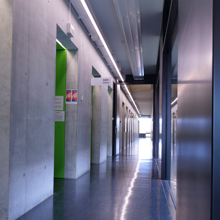Die Korridore im Pflanzenschutzforschung-Kampus der Syngenta Stein wurden mit einer neuen LED-Gangbeleuchtung versehen.