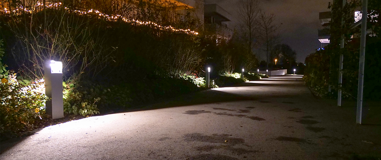 Die Gehwege des MFH Binningen werden mit einer Pollerleuchte erhellt, welche nur den Bereich beleuchtet, wo as Licht auch benötigt wird.