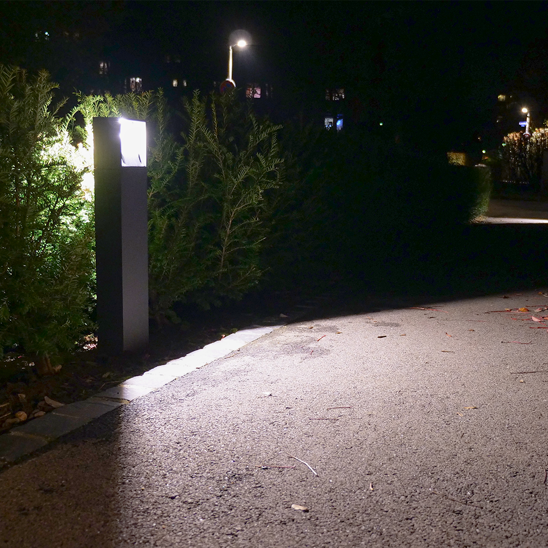 Die Gehwege des MFH Binningen werden mit einer Pollerleuchte erhellt, welche nur den Bereich beleuchtet, wo as Licht auch benötigt wird.