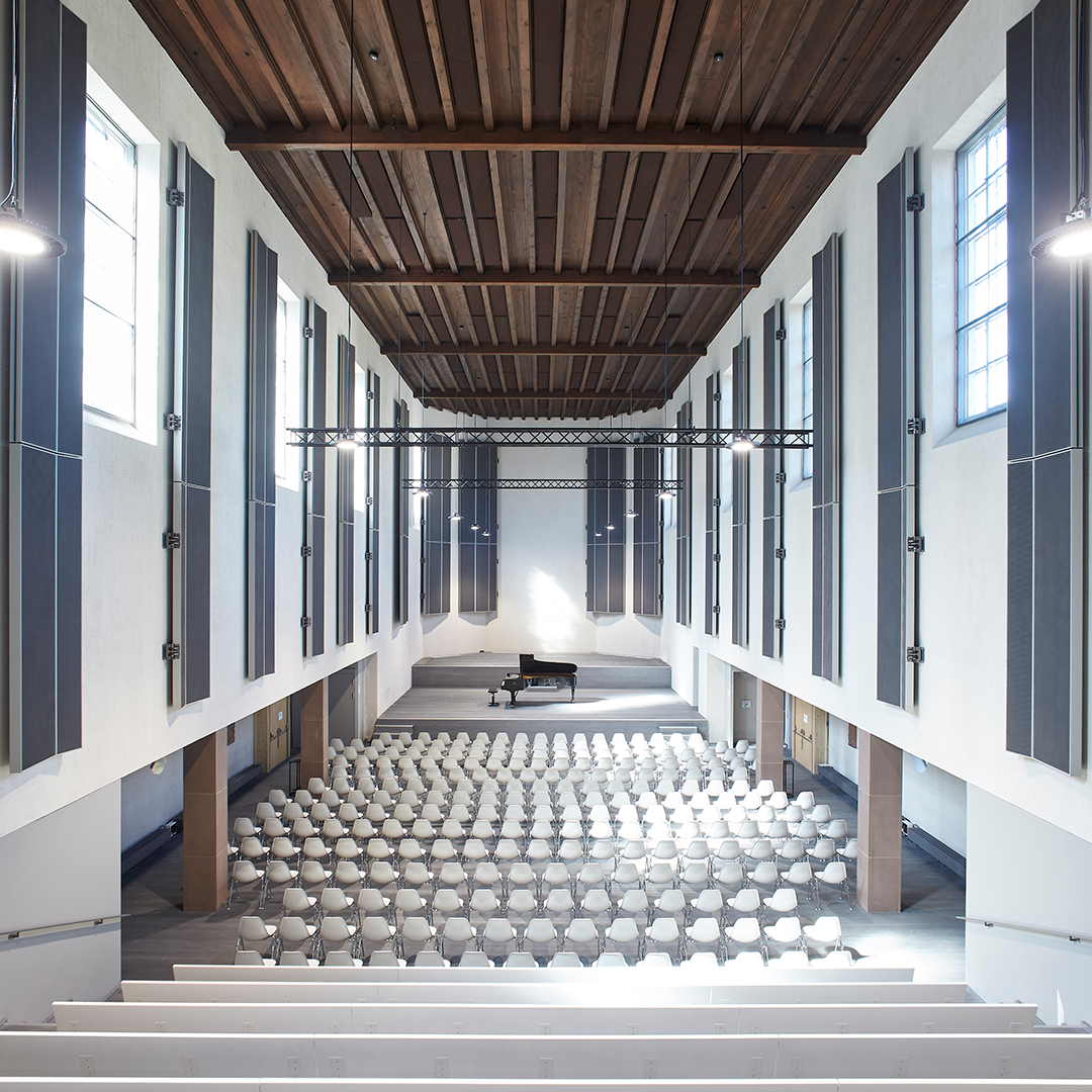 Die Kirche Don Bosco im Basler Breitequartier wurde renoviert und zu einem Kulturzentrum mit durchgehender LED-Beleuchtung umgebaut.
