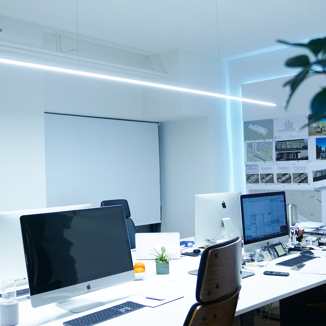 Wie ein Profil bereits einen grossen Effekt bewirken kann, wird schön mit dieser Bürobeleuchtung der Prachtwerk Architektur bewiesen.