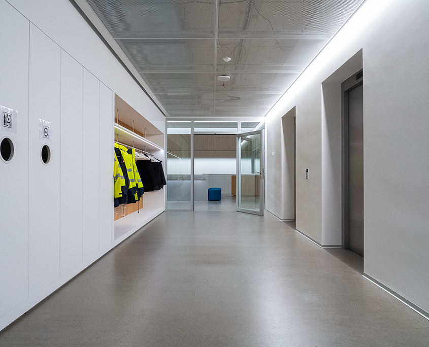 Im gesamten Neubau der Selmoni wurde über einen Kilometer LED-Band verbaut. Im Atrium kommen die LED-Profile besonders gut zur Geltung.