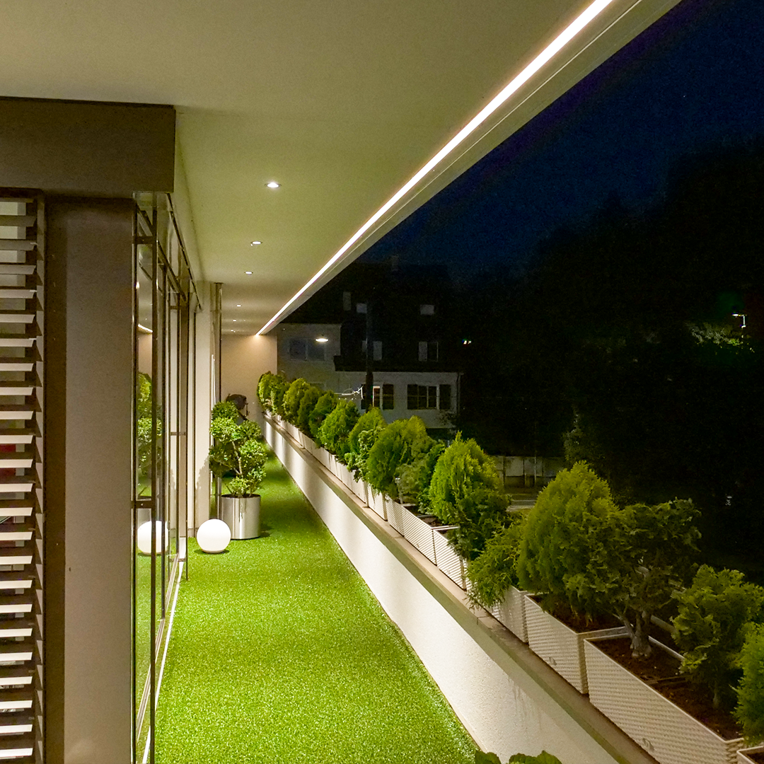 Diese Attikawohnung bekam eine ganz besondere und eindrückliche LED-Beleuchtung. Die Beleuchtung bildet den Abschluss des Daches.