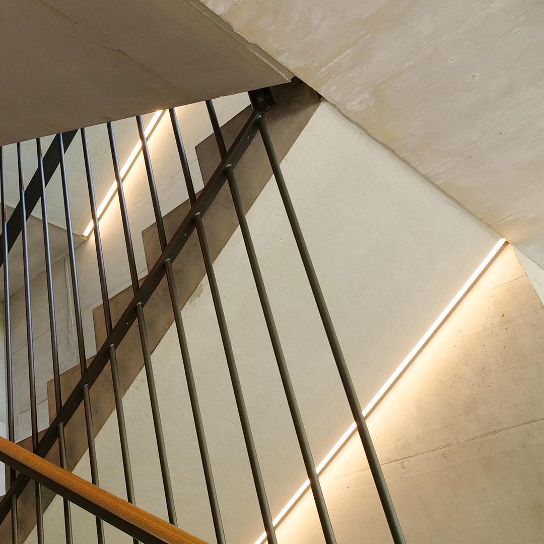 Im Treppenhaus, der Wohngenossenschaft für Alterswohnungen in Biel-Benken, sorgen nun LED-Profilleuchten für das nötige Licht.
