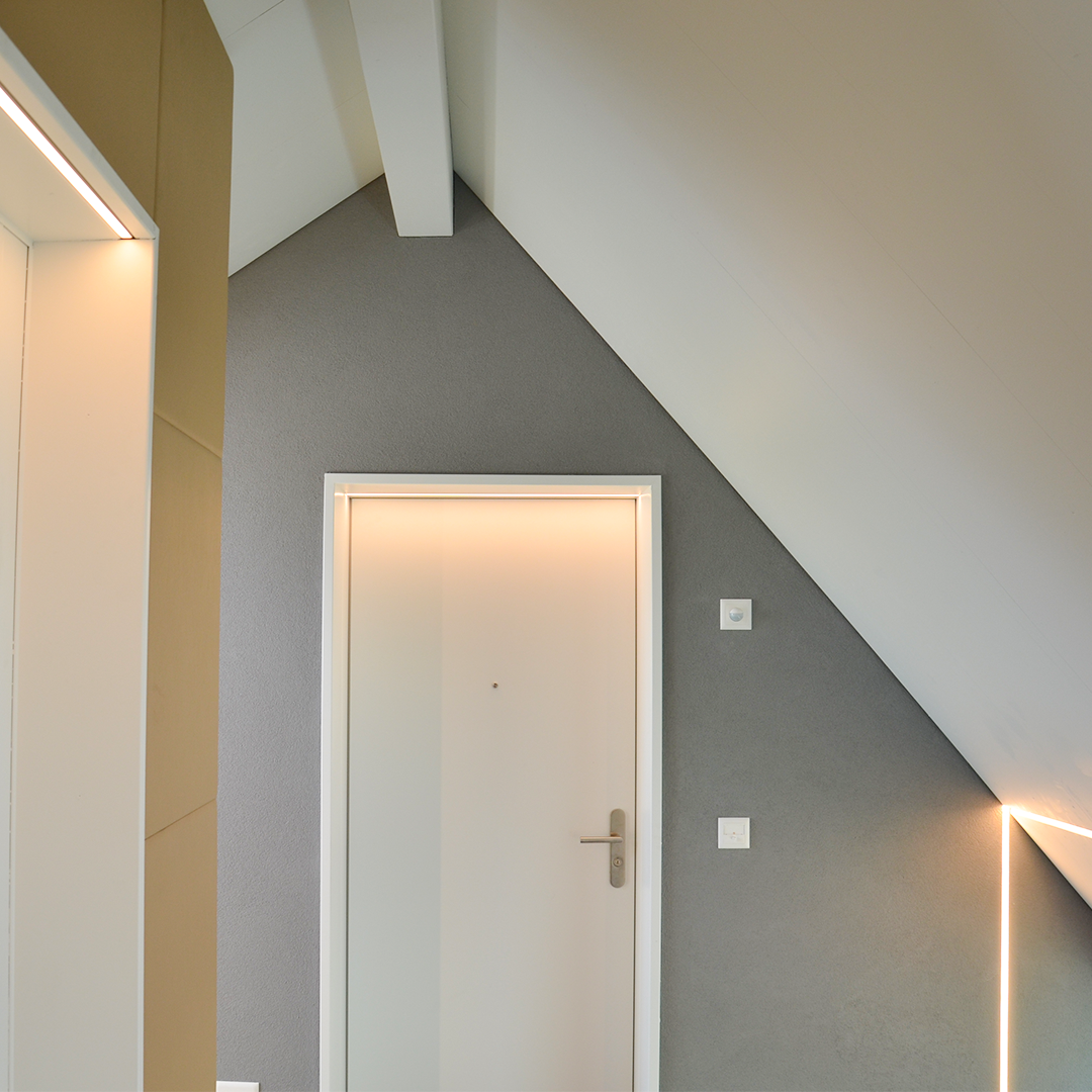 Die funktionale und ästhetische Treppenhausbeleuchtung verleiht dem architektonisch, modernen Bau die emotionale Note.