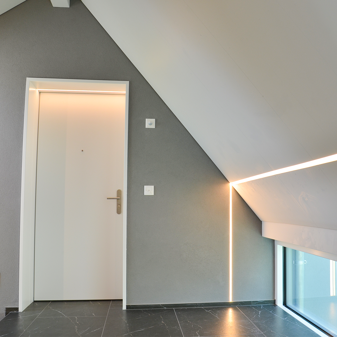Die funktionale und ästhetische Treppenhausbeleuchtung verleiht dem architektonisch, modernen Bau die emotionale Note.