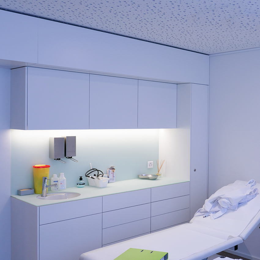 Die Praxis der Centramed in Riehen wurde mit einer neuen LED-Beleuchtung versehen, welche eine angenehme Atmosphäre beim Arztbesuch kreiert.