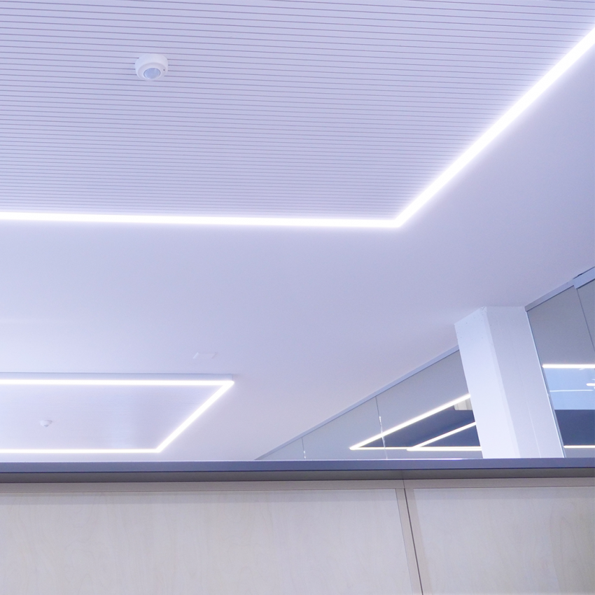 Die LED-Bürobeleuchtung im Geschäftssitz der Bischag verschmilzt perfekt mit dem Schalschutz und erzeugt eine angenehme Atmosphäre.
