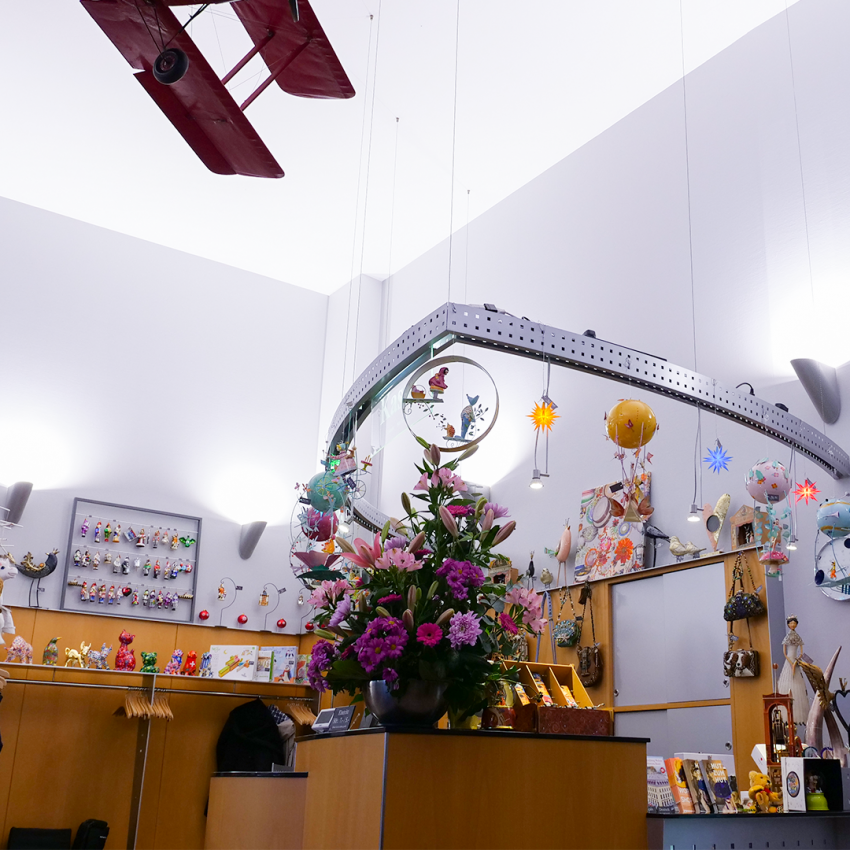 Der kleine Souvenirladen im Eingang des Spielzeug Welten Museum Basel wurde mit einer modernen LED-Beleuchtung ausgerüstet.