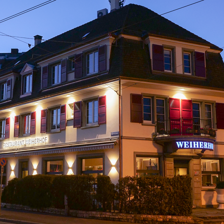 Die Aussenbeleuchtung, welche letztes Jahr am Restaurant Weiherhof installiert wurde, zieht die vielen Auto- und Tramfahrenden in ihren Bann.