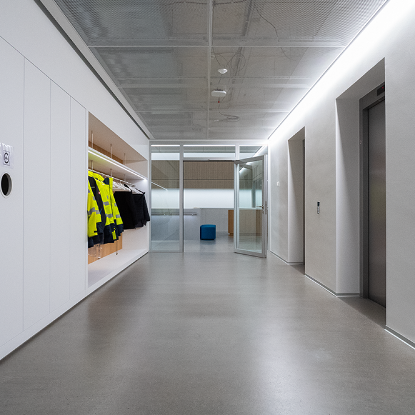 Im gesamten Neubau der Selmoni wurde über einen Kilometer LED-Band verbaut. Im Atrium kommen die LED-Profile besonders gut zur Geltung.