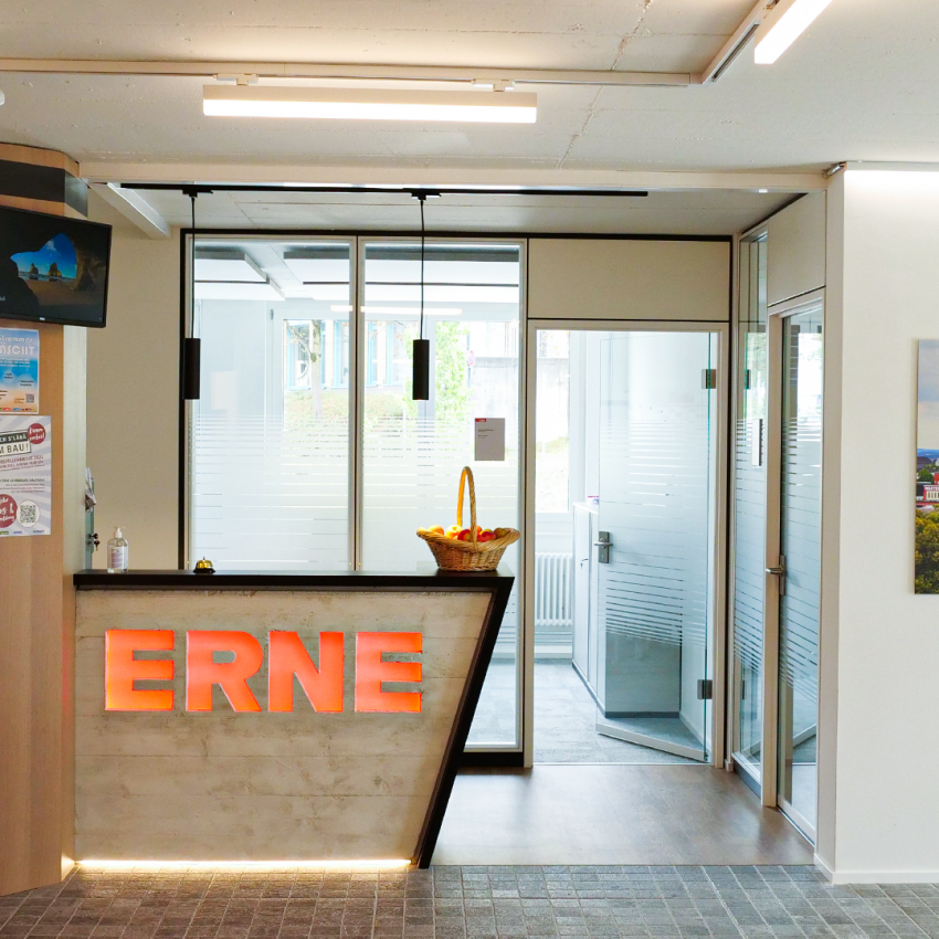 Im Werkhofareal der ERNE AG Bauunternehmung in Füllinsdorf wurden für den Standort Basel neue, moderne und zeitgerechte Büroräumlichkeiten im bestehenden Kopfbaugebäude geschaffen.