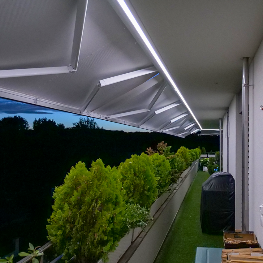 Diese Attikawohnung bekam eine ganz besondere und eindrückliche LED-Beleuchtung. Die Beleuchtung bildet den Abschluss des Daches.